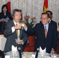 Koizumi, Khai raise their glasses at dinner party in Hanoi